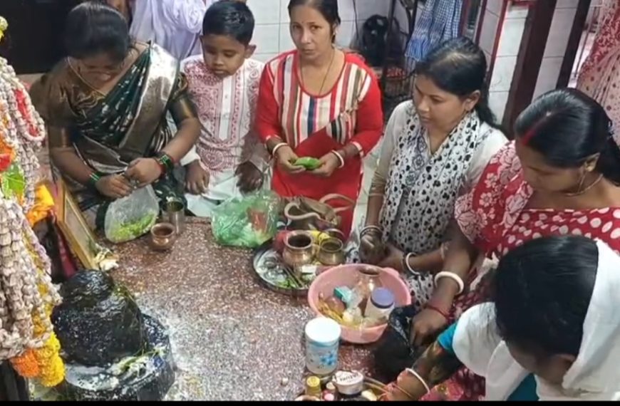শ্রাবণের প্রথম সোমবারে শিব মন্দিরে ভক্তদের ঢল