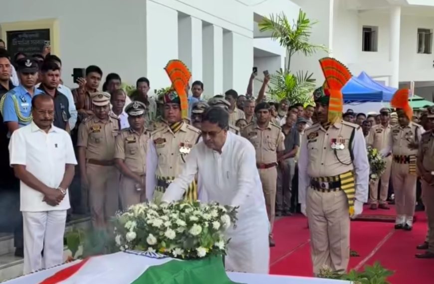 রাষ্ট্রীয় মর্যাদায় শেষ শ্রদ্ধা জানানো হল ত্রিপুরার ডিজিপি অনুরাগ ধনকরকে, আগামীকাল উত্তরপ্রদেশে শেষকৃত্য