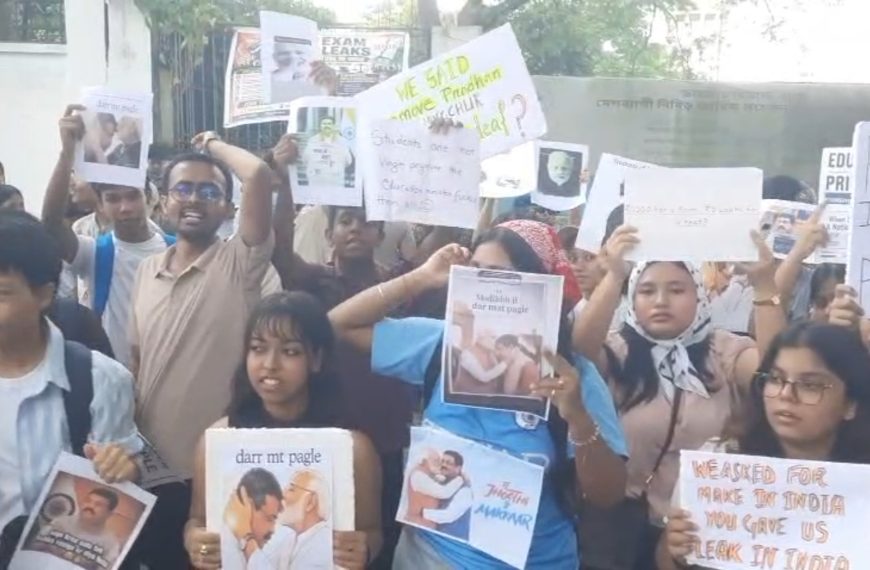 কেন্দ্রীয় শিক্ষা মন্ত্রীর পদত্যাগের দাবিতে আগরতলায় টানা তৃতীয় দিন বিক্ষোভ