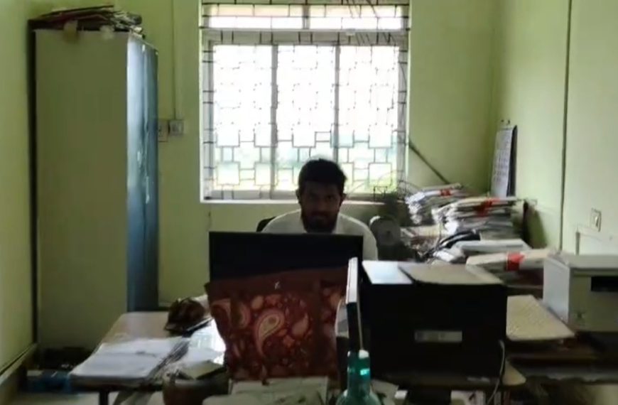 মোহনপুর মহকুমা শাসকের দপ্তরে বহিরাগতকে সরকারি কম্পিউটার ও অফিসকক্ষ ব্যবহারের অভিযোগ, উঠছে নিরাপত্তা নিয়ে প্রশ্ন