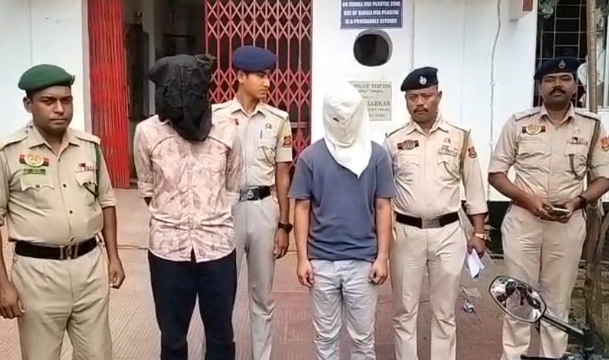মারধর করে ২ লক্ষ টাকা ছিনতাই, পূর্ব থানার পুলিশের জালে দুই অভিযুক্ত, উদ্ধার ১ লক্ষ ৩৫ হাজার টাকা