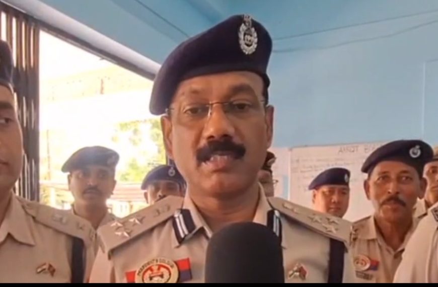 উত্তর জেলার বিভিন্ন থানা পরিদর্শনে নর্দান রেঞ্জের ডিআইজি, মাদকবিরোধী অভিযানে আরও জোরদেওয়ার নির্দেশ