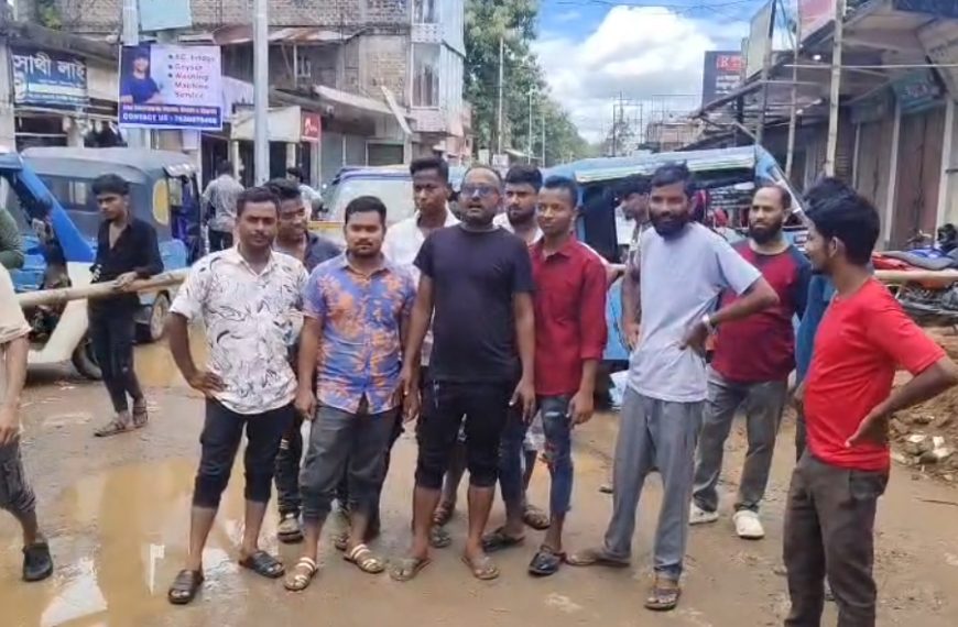 ছয় মাস ধরে বেহাল টিলাবাজার-হীরাছড়া সড়ক, সংস্কারের দাবিতে বাবুরবাজারে পথ অবরোধ