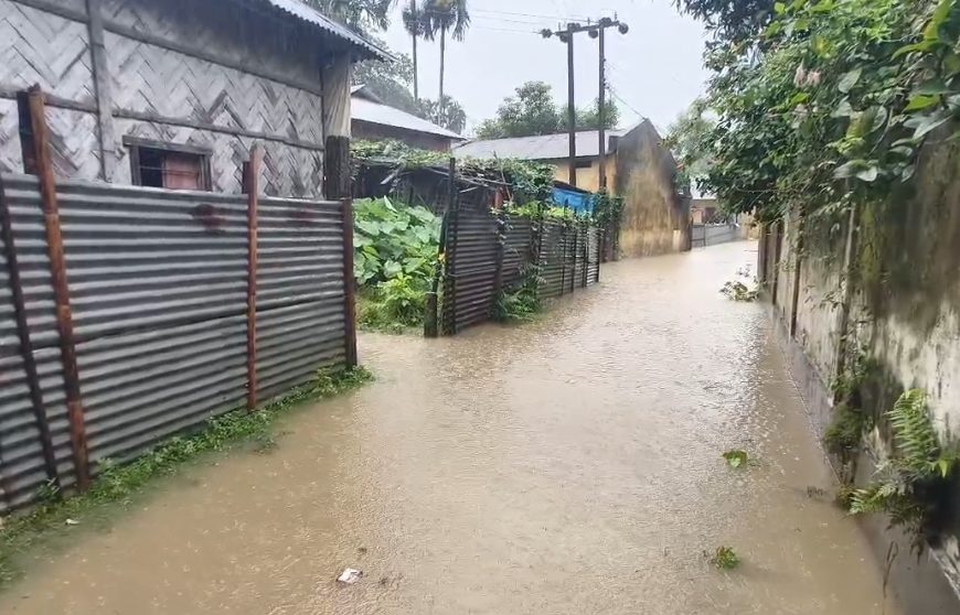 টানা বর্ষণে ফুলেফেঁপে উঠল মনু নদী, প্লাবিত ঘতগছো পাড়া; ঘরছাড়া ৩৬ পরিবার