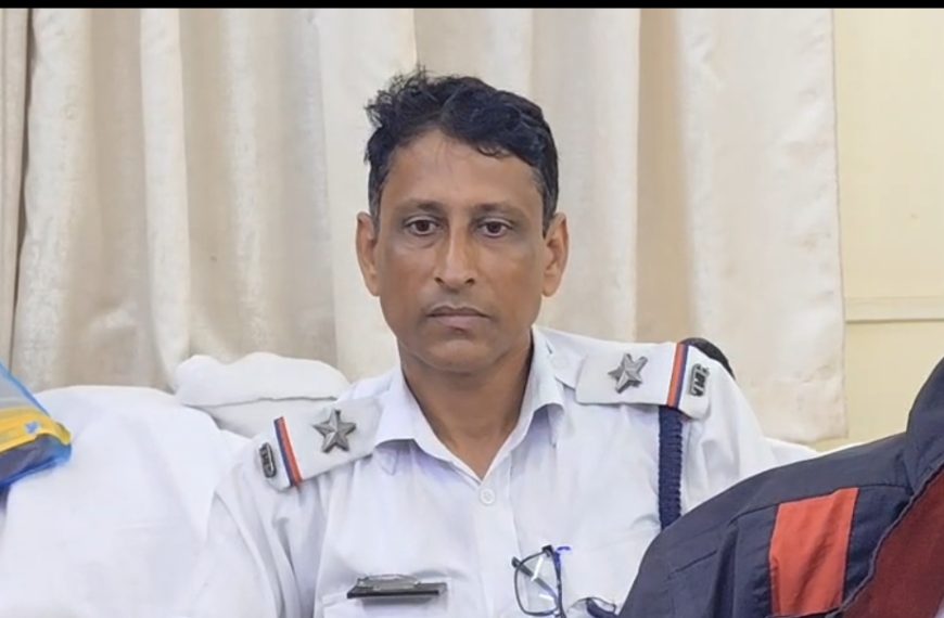 ট্রাফিক এ এস আইকে গাড়ির বনেটে তুলে নিয়ে পালাল চালক, চাঞ্চল্য বটতলায়