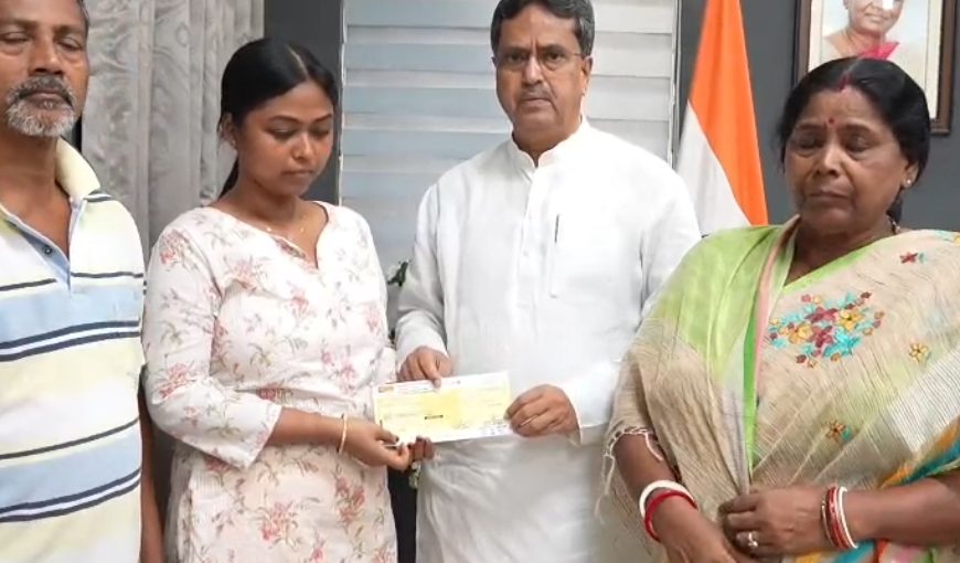 দুই শোকাহত পরিবারের পাশে মুখ্যমন্ত্রী, অগ্নিদগ্ধ ও জলডুবিতে মৃতদের পরিবারকে আর্থিক সহায়তা প্রদান
