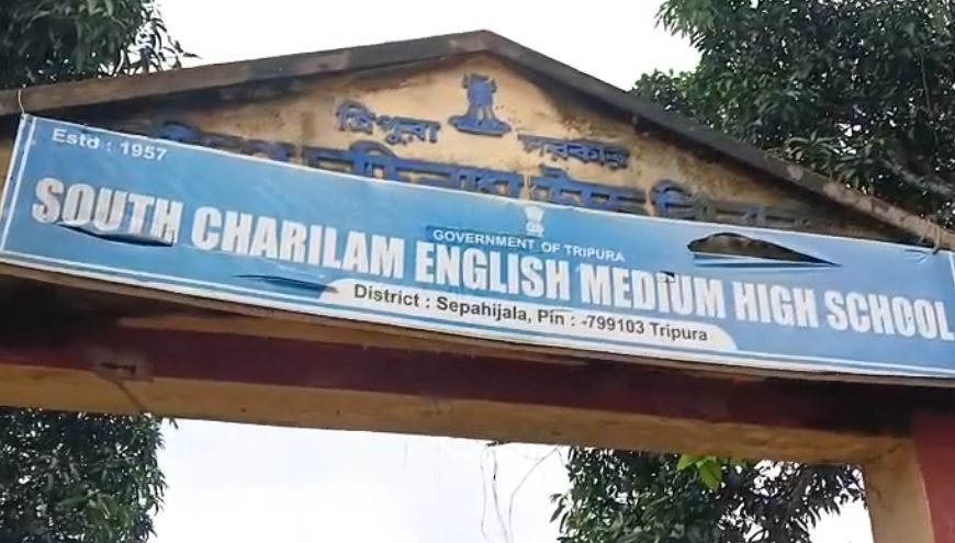 দক্ষিণ চরিলাম ইংরেজি মাধ্যম স্কুলে শিক্ষক সংকট ঘিরে বিক্ষোভ, পরিদর্শনে গিয়ে অভিভাবকদের ক্ষোভের মুখে শিক্ষা দফতরের আধিকারিক