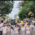 স্কুলের গেট সময়মতো না খোলার অভিযোগে উত্তেজনা, পথ অবরোধে ছাত্র-ছাত্রী ওঅভিভাবকরা