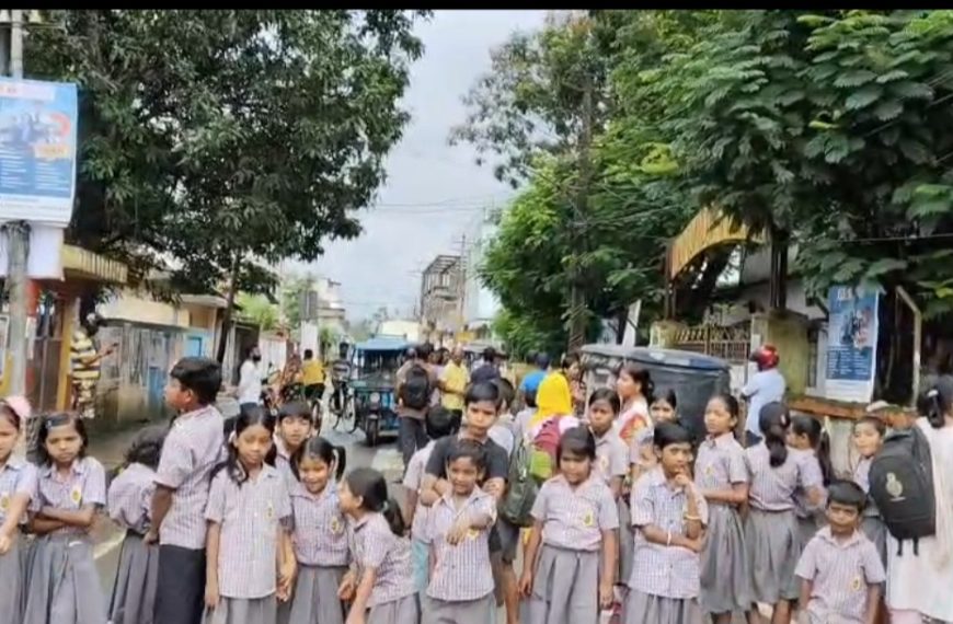 স্কুলের গেট সময়মতো না খোলার অভিযোগে উত্তেজনা, পথ অবরোধে ছাত্র-ছাত্রী ওঅভিভাবকরা