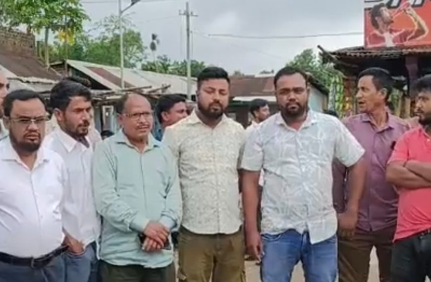 মনু নদীর বাঁধ মেরামত ঘিরে উত্তেজনা: লাঠিয়াপুরায় ঠিকাদারি বিরোধ, প্রতিবাদে টিলাবাজারে রাস্তা অবরোধ