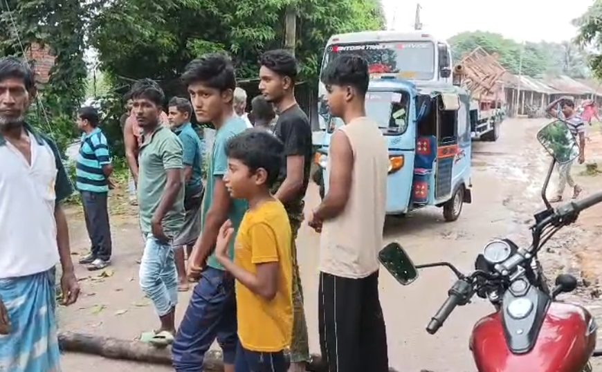 বর্ষায় বেহাল সোনামুড়ার রাস্তা, হাঁটুসমান জল জমে দুর্ভোগ; ক্ষোভে পথ অবরোধ স্থানীয়দের