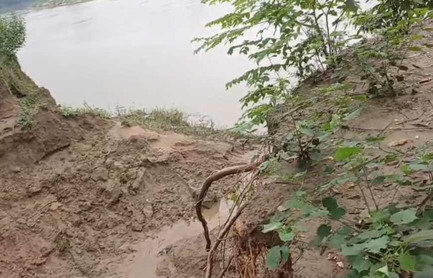 তেলিয়ামুড়ায় উপড়ে পড়ল বিশাল বটগাছ, দুই পরিবারের বসতঘর বিধ্বস্ত; আহত দুই, ঘটনাস্থলে বিধায়িকা ও প্রশাসন