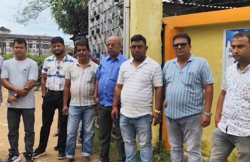 বকেয়া বিল পরিশোধ না হওয়ায় বিদ্যুৎ নিগমের ঠিকাদারদের অনির্দিষ্টকালের কর্মবিরতির ডাক, এমডির বিরুদ্ধে স্বেচ্ছাচারিতার অভিযোগ