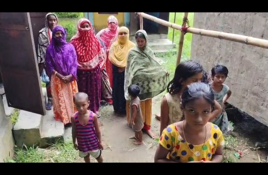 অঙ্গনওয়াড়ি কেন্দ্রের বেহাল দশা ঘিরে তীব্র ক্ষোভ, তালাবন্ধ করে বিক্ষোভ গ্রামবাসীদের