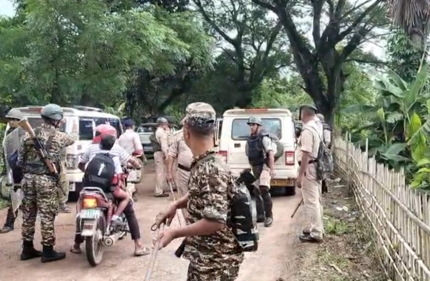 ধূপতলিতে রাস্তা সংস্কারের দাবিতে লাগাতার অবরোধ, পুলিশি হস্তক্ষেপে উত্তেজনা, আটক একাধিক