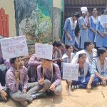 প্রিয় শিক্ষকের বদলির প্রতিবাদে পশ্চিম বগাফা উচ্চতর মাধ্যমিক বিদ্যালয়ে ছাত্রছাত্রীদের বিক্ষোভ