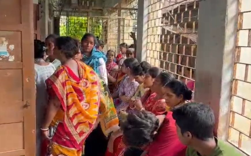 তেলিয়ামুড়া বিদ্যুৎ নিগমে রিচার্জ পরিষেবা নিয়ে গ্রাহকদেরক্ষোভ, সাংবাদিকের প্রশ্নে উত্তপ্ত পরিস্থিতি