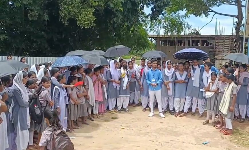 শিক্ষকের অভাব, নেই পর্যাপ্ত বেঞ্চ—দুর্বল পরিকাঠামোর প্রতিবাদে স্কুলে তালা, রাস্তায় নামল পড়ুয়ারা