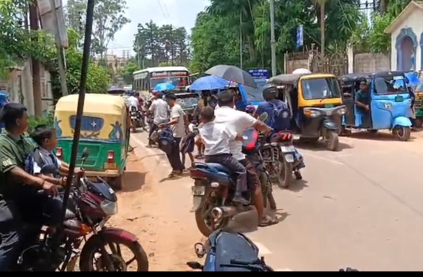 স্কুল ছুটির সময় বিশ্রামগঞ্জ–মেলাঘর সড়কে তীব্র যানজট, ট্রাফিক পুলিশ মোতায়েনের দাবি