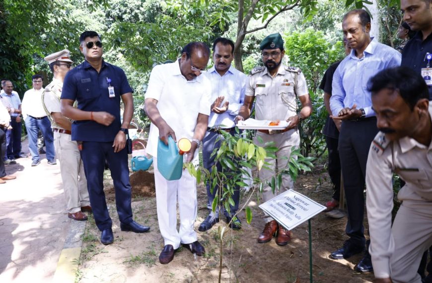 সবাই মিলে পরিবেশ রক্ষায় এগিয়ে আসতে হবে: রাজ্যপাল