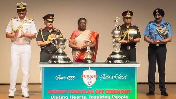 রাষ্ট্রপতি ভবনে ১৩৫তম ডুরান্ড কাপের ট্রফি উন্মোচন করলেন রাষ্ট্রপতি দ্রৌপদী মুর্মু