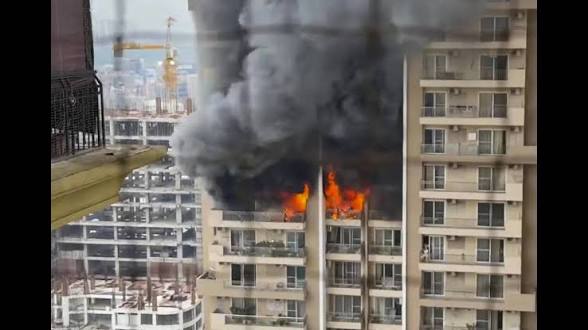 নয়ডার বহুতলে ভয়াবহ আগুন, শতাধিক বাসিন্দাকে উদ্ধার; দু’জনের অবস্থা আশঙ্কাজনক