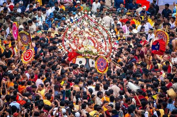 লাখো ভক্তের ঢলে পুরীতে শুরু জগন্নাথ রথযাত্রা, বৃষ্টিতেও উচ্ছ্বাসে মাতলেন শিল্পীরা