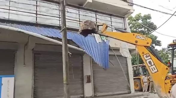 আমতলায় অভিষেক বন্দ্যোপাধ্যায়ের দলীয় কার্যালয় ভাঙার কাজ রবিবারও অব্যাহত, ডিজিটাল লক ঘিরে জল্পনা