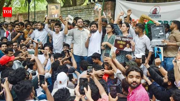 ‘চলো সংসদ’ কর্মসূচিকে ঘিরে উত্তেজনা: জন্তর মন্তরে বিক্ষোভকারীদের সঙ্গে পুলিশের ধস্তাধস্তি, কড়া নিরাপত্তা