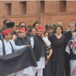 নীট প্রশ্নফাঁস ইস্যুতে সংসদের বাইরে কালো পোশাকে বিক্ষোভ বিরোধী সাংসদদের, পুলিশের ভূমিকার প্রতিবাদ