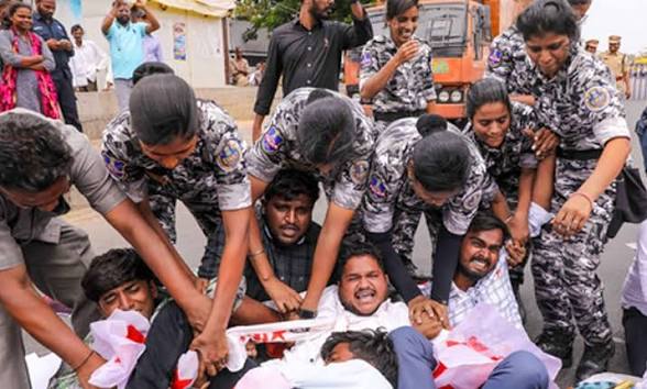 নীট ইস্যুতে হায়দরাবাদে বিজেপি-কংগ্রেস কর্মীদের সংঘর্ষ, উত্তেজনা; লাঠিচার্জ পুলিশের