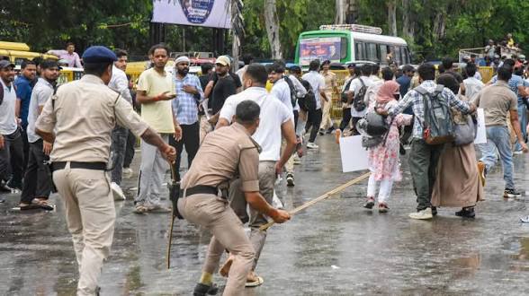 বিহার বিধানসভায় ছাত্রদের উপর লাঠিচার্জ ইস্যুতে তুমুল বিক্ষোভ, আলোচনার দাবিতে সরব বিরোধীরা