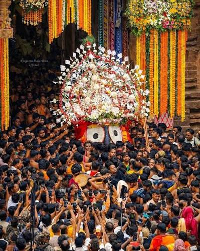 বাহুড়া যাত্রায় পুরীতে লক্ষাধিক ভক্তের ঢল; পাহান্ডি বিজে রীতিতে রথে আরোহন জগন্নাথ, বলভদ্র ও সুভদ্রার