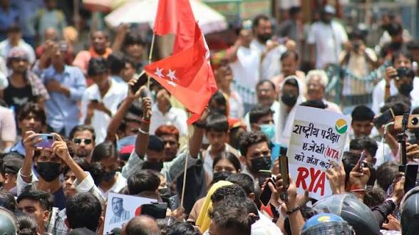 বিহার বন্ধে একে-৪৭ ব্যবহার নজিরবিহীন, পুলিশকর্মীকে সাসপেন্ড করা শুধু ‘আইওয়াশ’: তেজস্বী যাদব