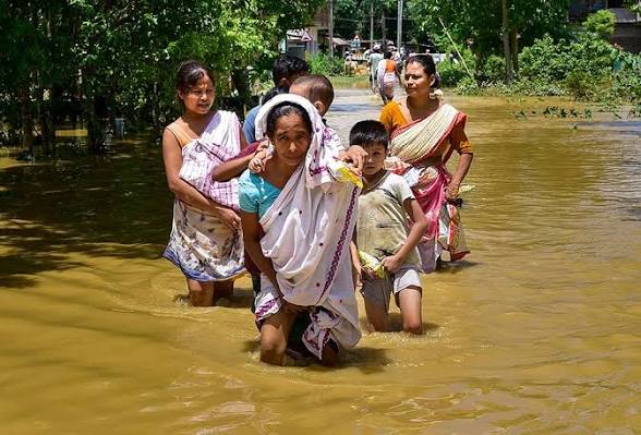 হড়পা বন্যায় ভেসে গেল সবকিছু, অসহায় আসামের পরিবারগুলির আর্তনাদ