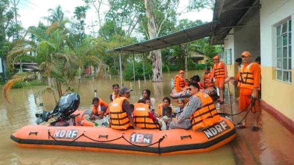 অসম বন্যা: ত্রাণ তহবিলে এক মাসের বেতন দান করবেন সব বিধায়ক
