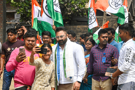 বাংলা অভিনেতা-রাজনীতিক সোহম চক্রবর্তীর বিরুদ্ধে কাঠমিস্ত্রিকে মারধরের অভিযোগ