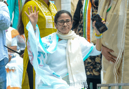 মমতা বন্দ্যোপাধ্যায়ের গাড়িতে হামলার প্রতিবাদে বিধানসভায় তৃণমূল বিধায়কদের বিক্ষোভ, রাজ্যজুড়ে মিছিলের ডাক