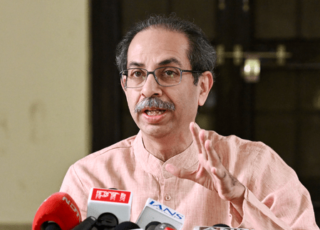 সুপ্রিম কোর্টে শিবসেনার নাম-প্রতীক মামলার শুনানির মাঝে মোদির সঙ্গে শিন্দে গোষ্ঠীর বৈঠক নিয়ে প্রশ্ন উদ্ধবের