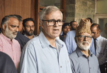 কুলগাম জঙ্গি হামলায় নিহতদের পরিবারকে ১০ লক্ষ টাকা করে ক্ষতিপূরণ ঘোষণা ওমর আবদুল্লার