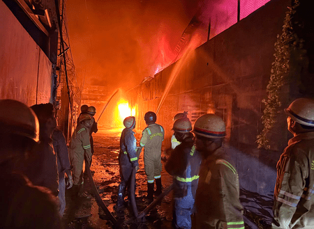 গ্রেটার নয়ডায় ইলেকট্রনিক্স কারখানায় আগুন, উদ্ধার অভিযানে প্রাণ গেল দুই দমকলকর্মীর