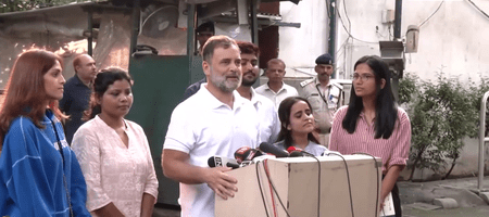 শিক্ষার্থী আন্দোলনকারীদের সঙ্গে সাংবাদিক বৈঠকে রাহুল গান্ধী, বললেন— ‘ভারতের ভাবনা ও সংবিধান রক্ষায় লড়ছেন তাঁরা’