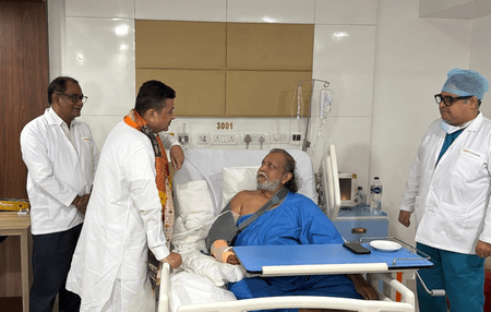 কলকাতার হাসপাতালে অসুস্থ মিঠুন চক্রবর্তীকে দেখতে গেলেন বাংলার মুখ্যমন্ত্রী অধিকারী