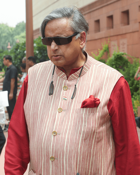 সৌদি ফেরতদের লিঙ্গ বৈষম্যমূলক মনোভাবের রিপোর্টে ‘উদ্বেগজনক’ মন্তব্য শশী থারুরের