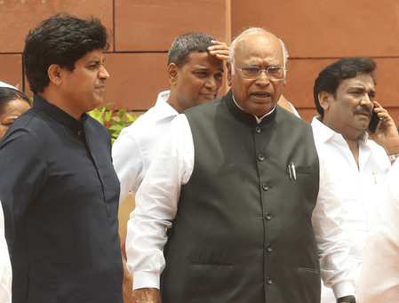 ‘অত্যন্ত লজ্জার’: হলদ্বানিতে খার্গের সভাস্থল ‘শুদ্ধিকরণ’ নিয়ে বিজেপি-আরএসএসকে নিশানা বিরোধীদের