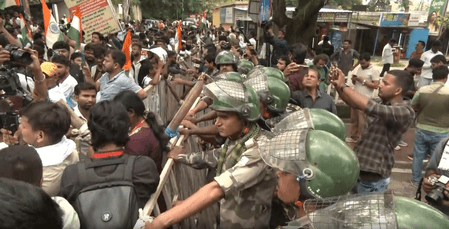 বিধানসভা অভিযানে ঝাড়খণ্ডের পড়ুয়ারা, ব্যারিকেড ভাঙলেন বিক্ষোভকারীরা; আটক বিজেপি নেতারা