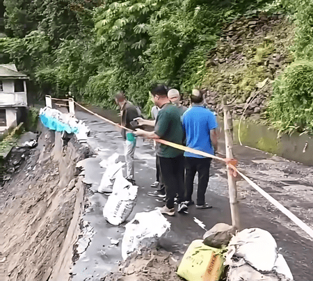 দার্জিলিংয়ে ব্যস্ত পাহাড়ি রাস্তায় ধস, স্তব্ধ যান চলাচল; ফের ভারী বৃষ্টির পূর্বাভাস