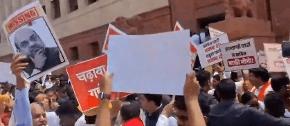 সংসদের শেষ দিনে মকর দ্বারে মুখোমুখি এনডিএ ও বিরোধী সাংসদদের পাল্টা বিক্ষোভ