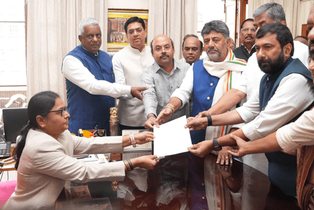 কর্ণাটক বিধানসভা ও পরিষদের প্রিসাইডিং অফিসার পদে মনোনয়ন জমা জিএস পাটিল ও সেলিম আহমেদের