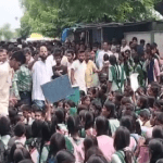 প্রধান শিক্ষকের বদলির প্রতিবাদে ঝাড়খণ্ডে পড়ুয়াদের পথ অবরোধ, পাথর ছোড়ায় পুলিশকর্মী আহত